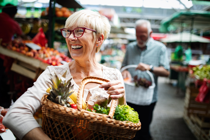 senior-couple-buying-fresh-produce-at-the-market